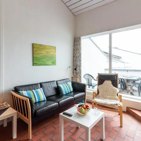 Apartment Laris - 150m From The Sea By Interhome